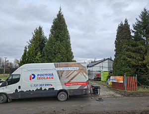 Zateplení stropu dřevostavby bungalovu pomocí foukané izolace